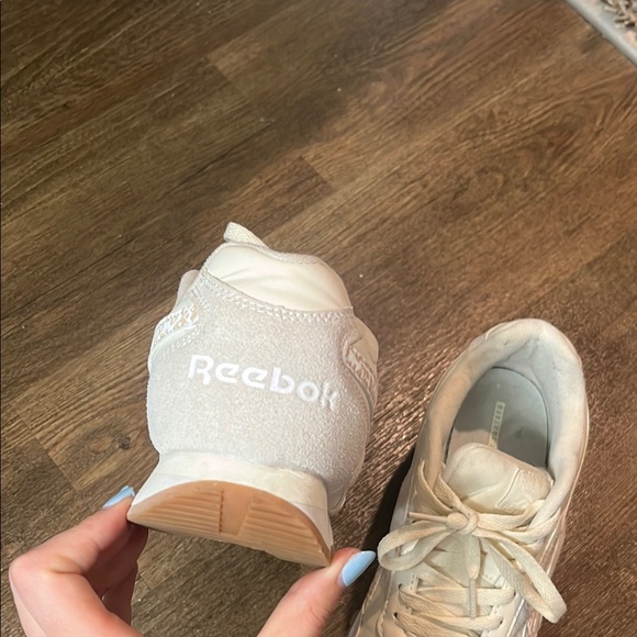 Reebok White Sneakers Classic Comfort Design🚨 - Picture 4 of 5